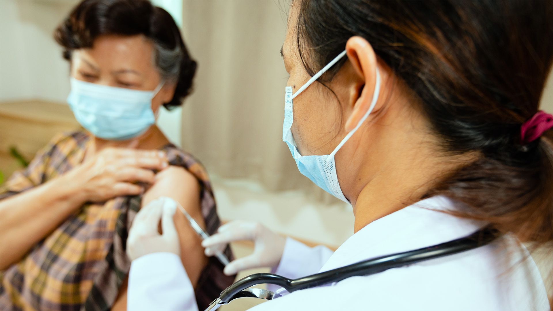 Laos lässt sich impfen: Frau erhält von einer Ärztin eine Impfung - KSW Laos